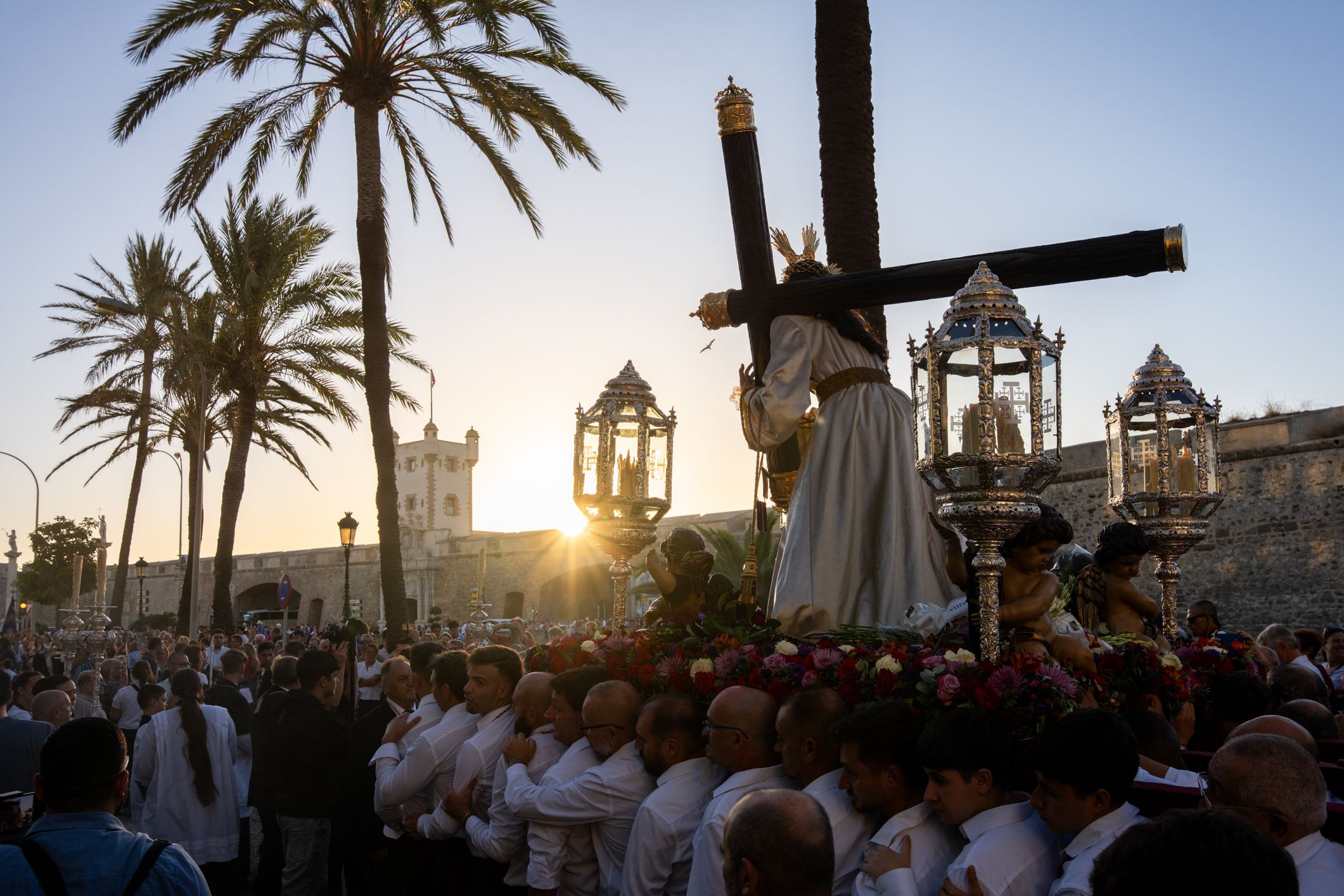 El Nazareno regresa a Santa María por las murallas de Puerta Tierra