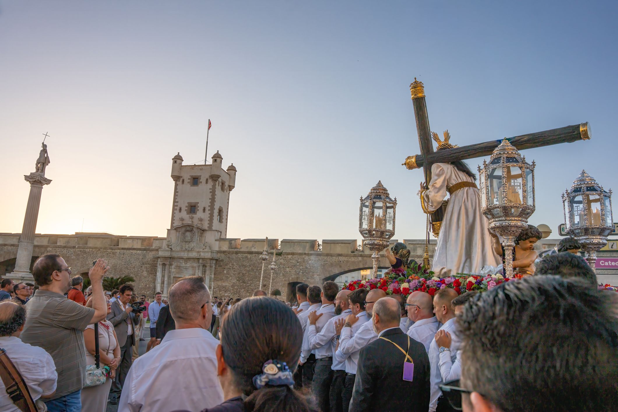 El Nazareno regresa a Santa María por las murallas de Puerta Tierra