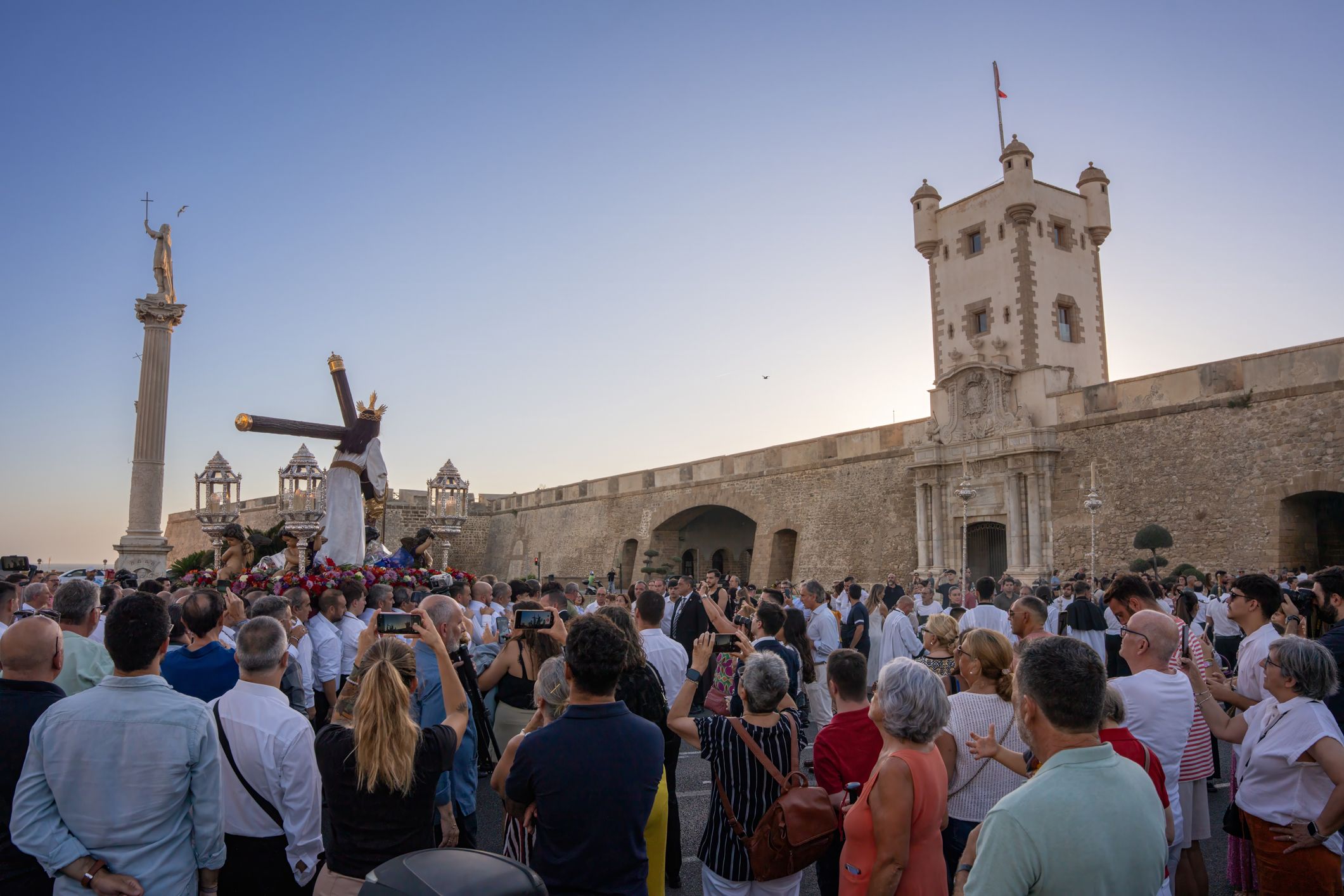 El Nazareno regresa a Santa María por las murallas de Puerta Tierra