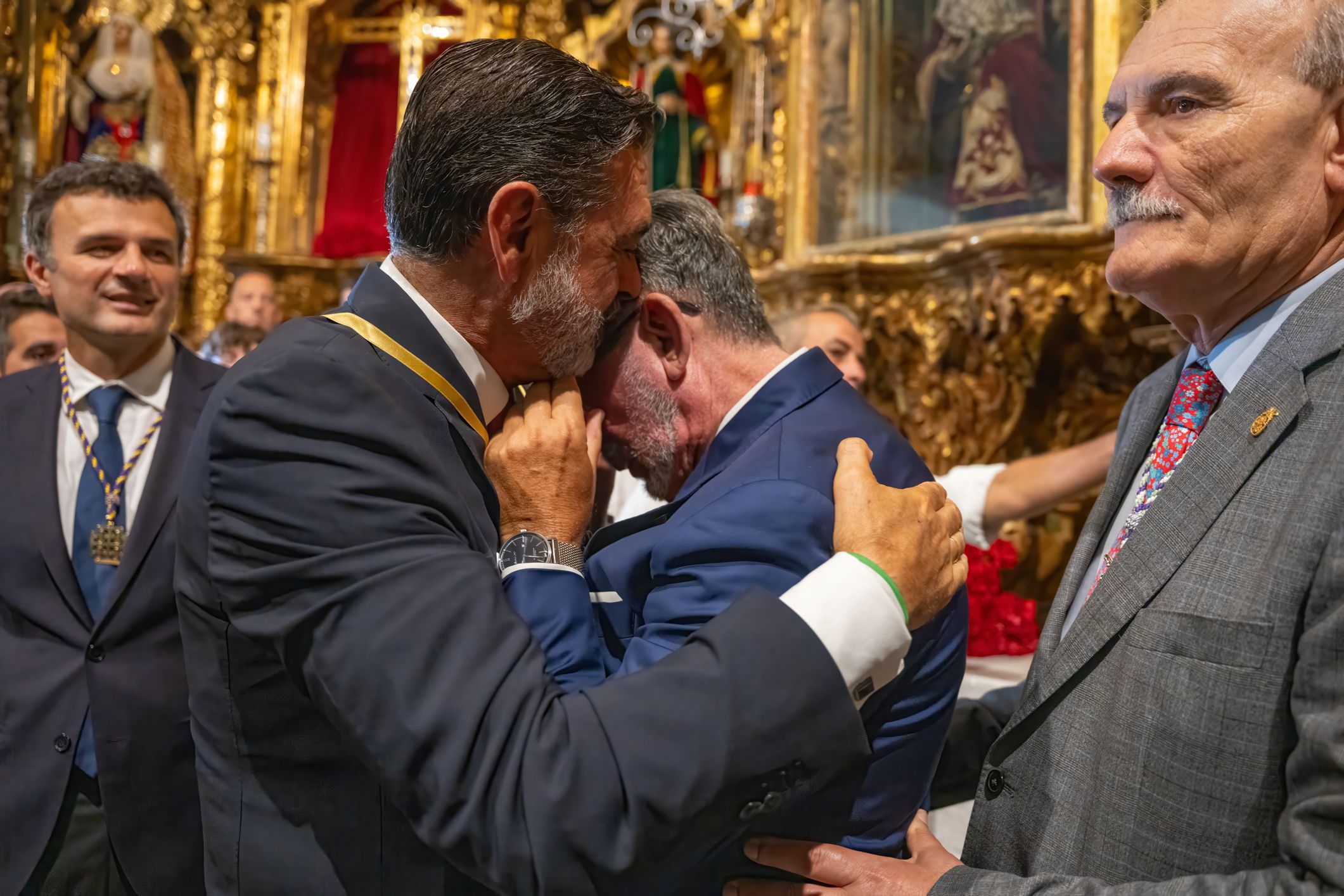 El hno Mayor Jacinto pLaza se abraza con el anterior Hno Mayo José Manuel Verdulla , concejal de Hermandades y cofradías
