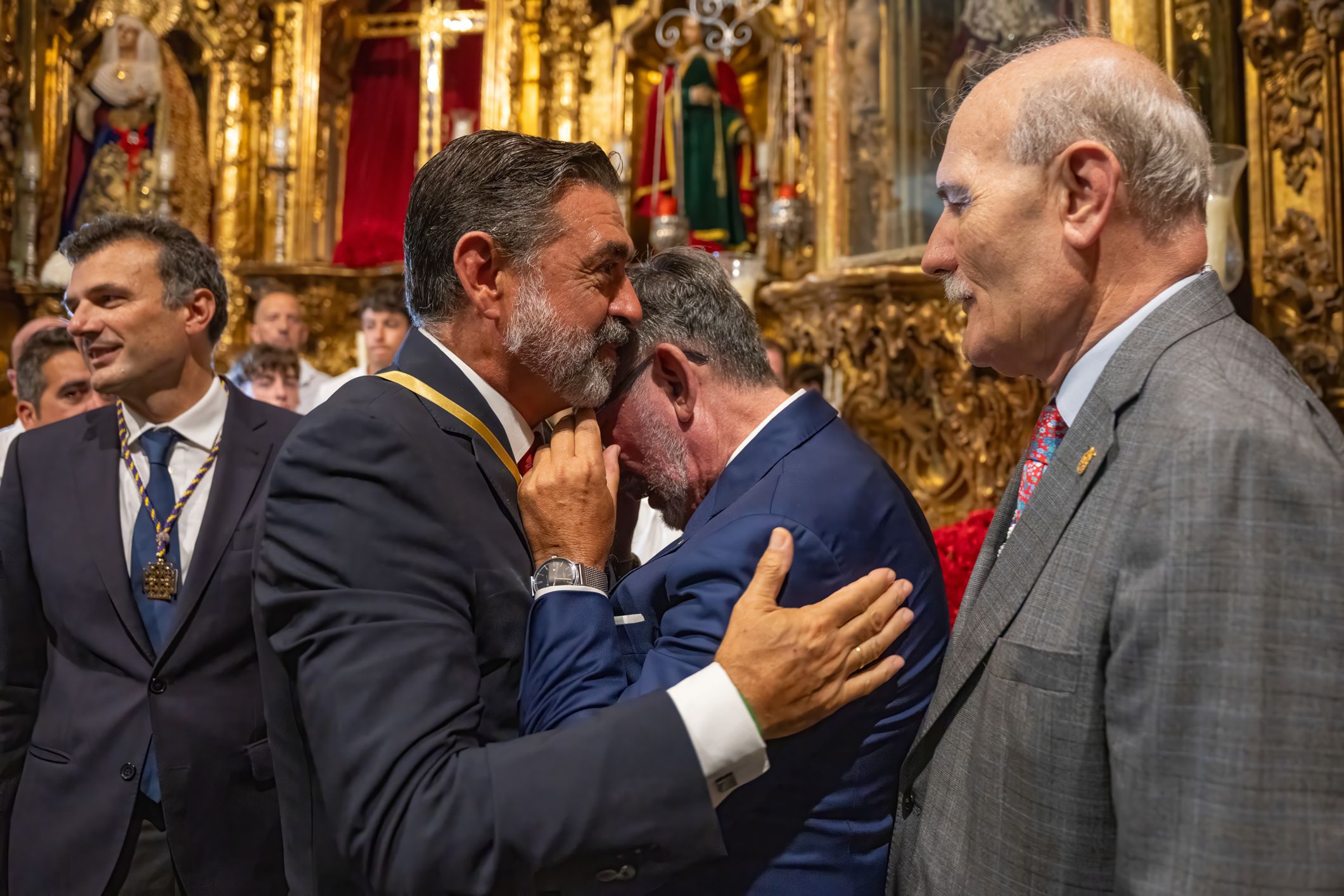 El hermano mayor y el presidente del Consejo de Cádiz Nazareno regresa en Santa María.
