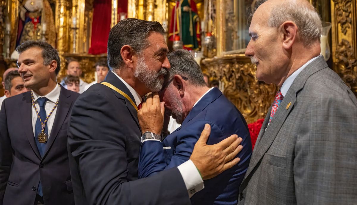 El hermano mayor y el presidente del Consejo de Cádiz Nazareno regresa en Santa María.