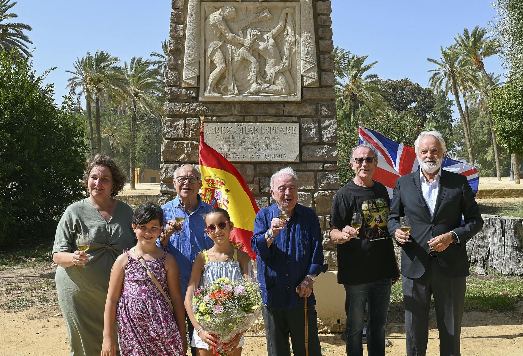 Homenaje a Shakespeare, ante su monumento único en el parque González Hontoria de Jerez, este pasado sábado.