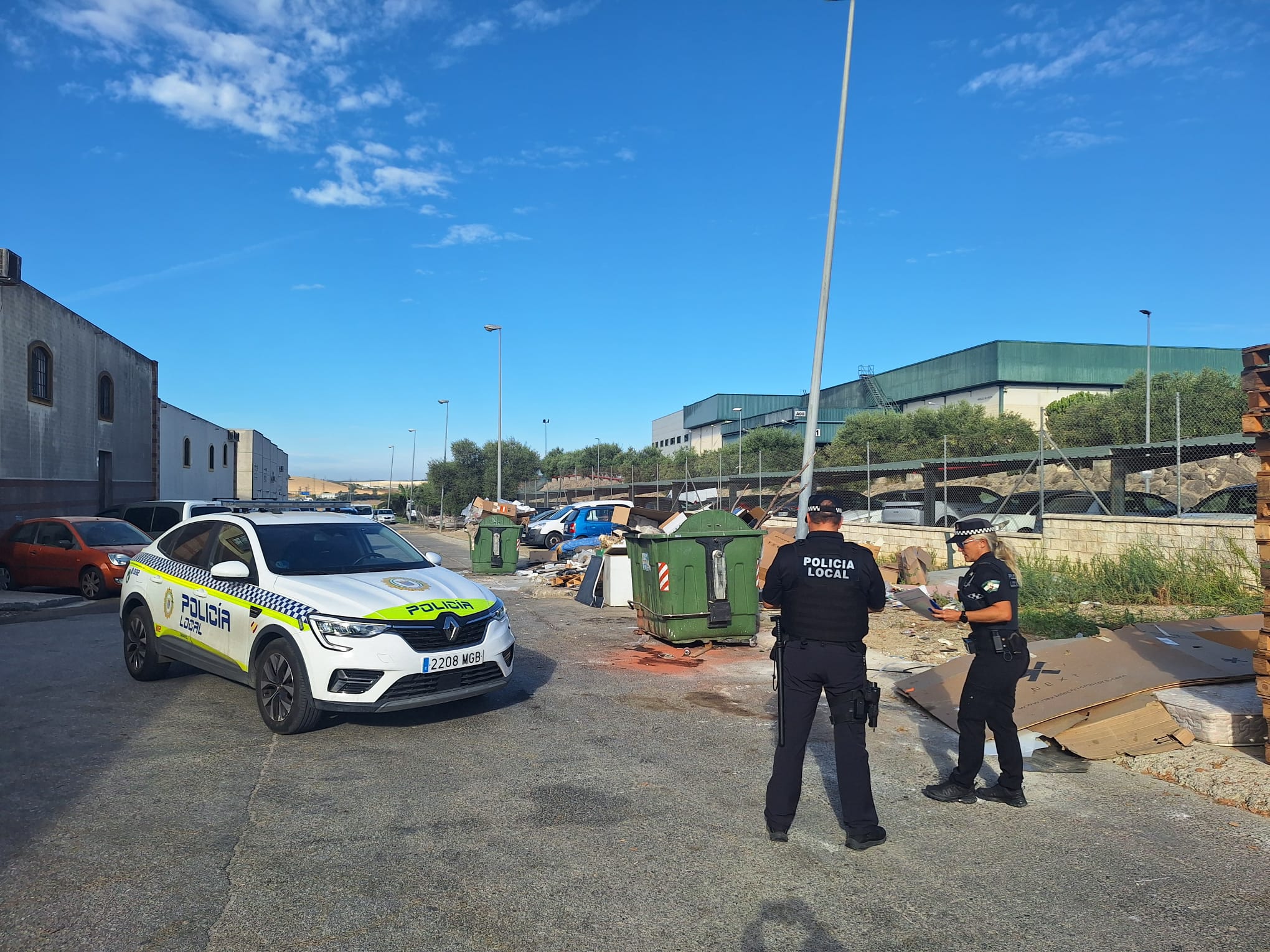La Policía Local inspecciona 'puntos negros' donde se vierten residuos en Jerez.