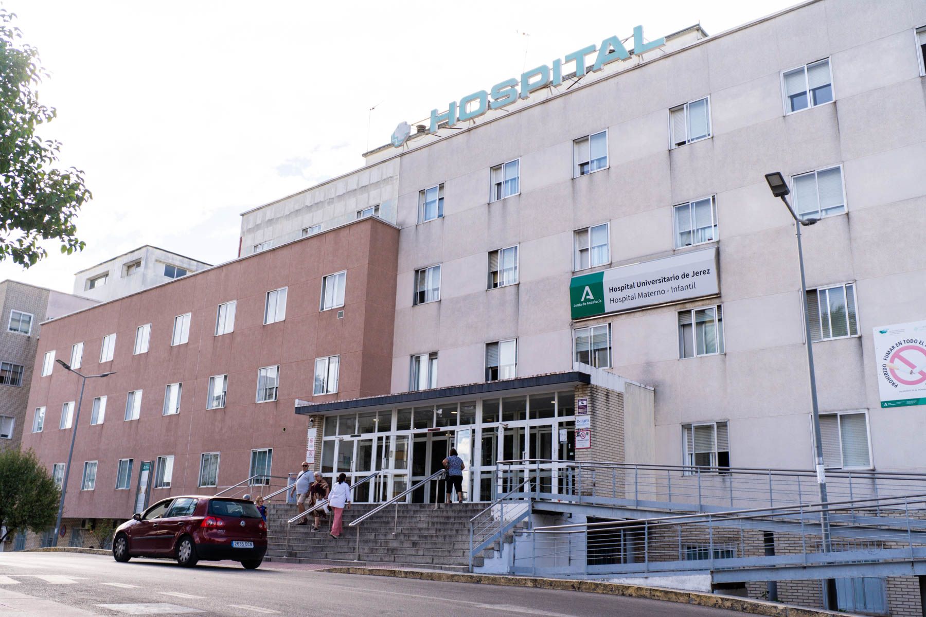 Entrada al Hospital de Jerez, donde la Junta invertirá un millón de euros. Entrada al Hospital de Jerez, donde la Junta invertirá un millón de euros.