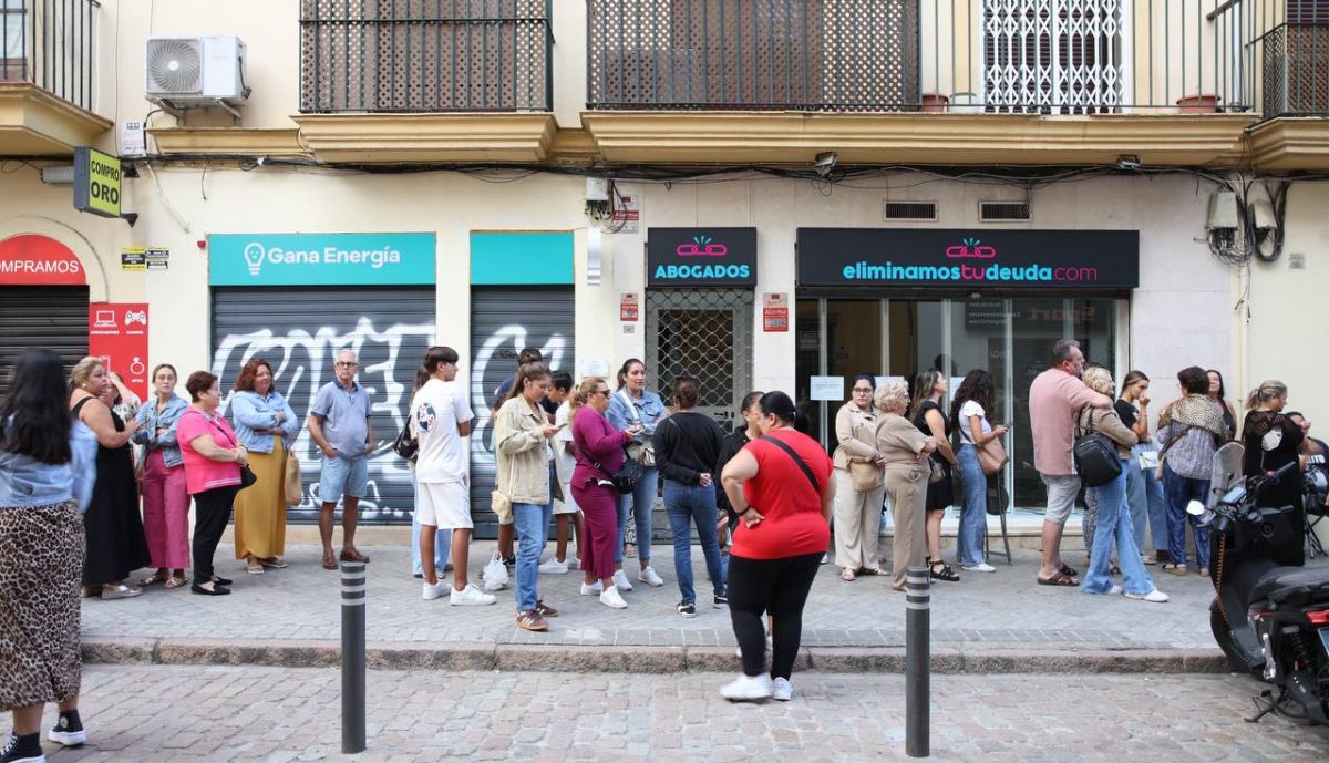 Decenas de personas aguardan su turno para comprar las entradas.