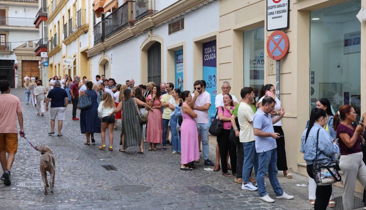 Otra imagen de la kilométrica cola.