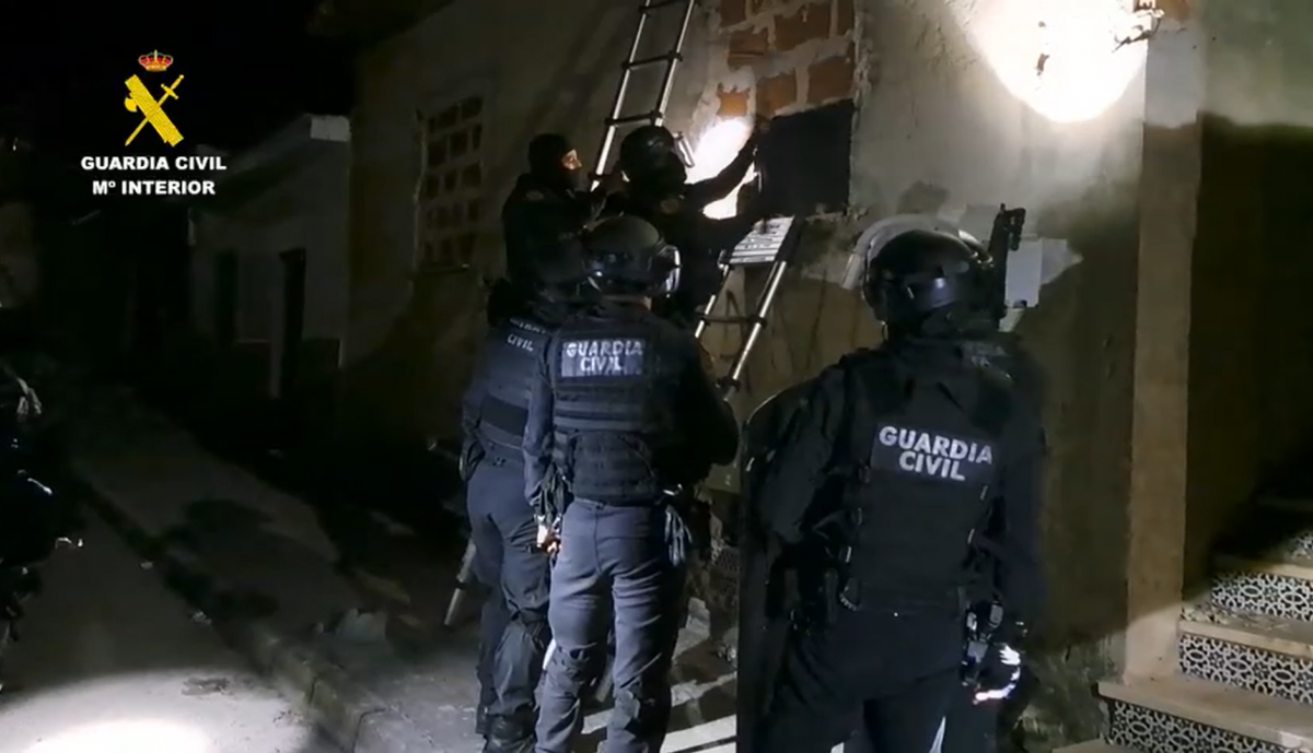 La Guardia Civil tras la denuncia de lo ocurrido en Puerto Serrano.