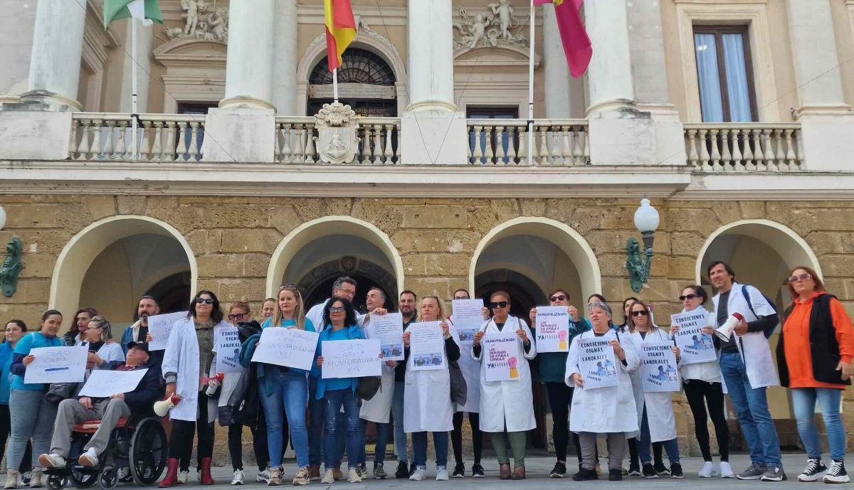 Protesta ante el Ayuntamiento de Cádiz de las trabajadoras de ayuda a domicilio, en una imagen de archivo.