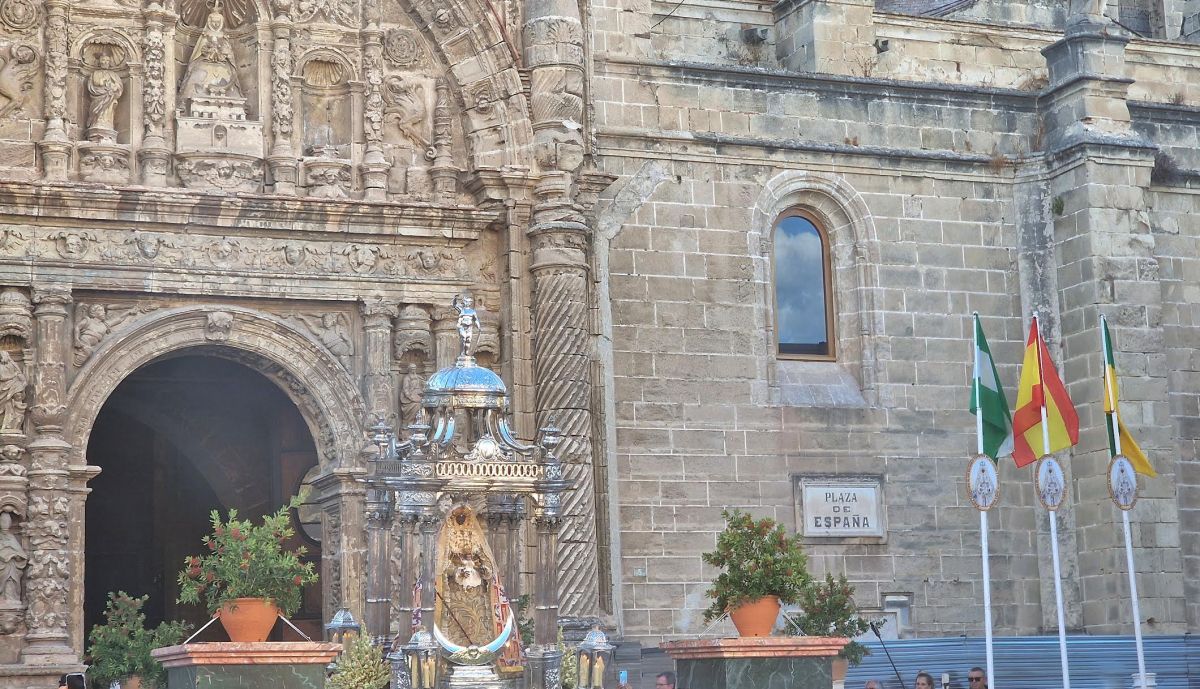 La Patrona ante la iglesia Prioral de El Puerto. 