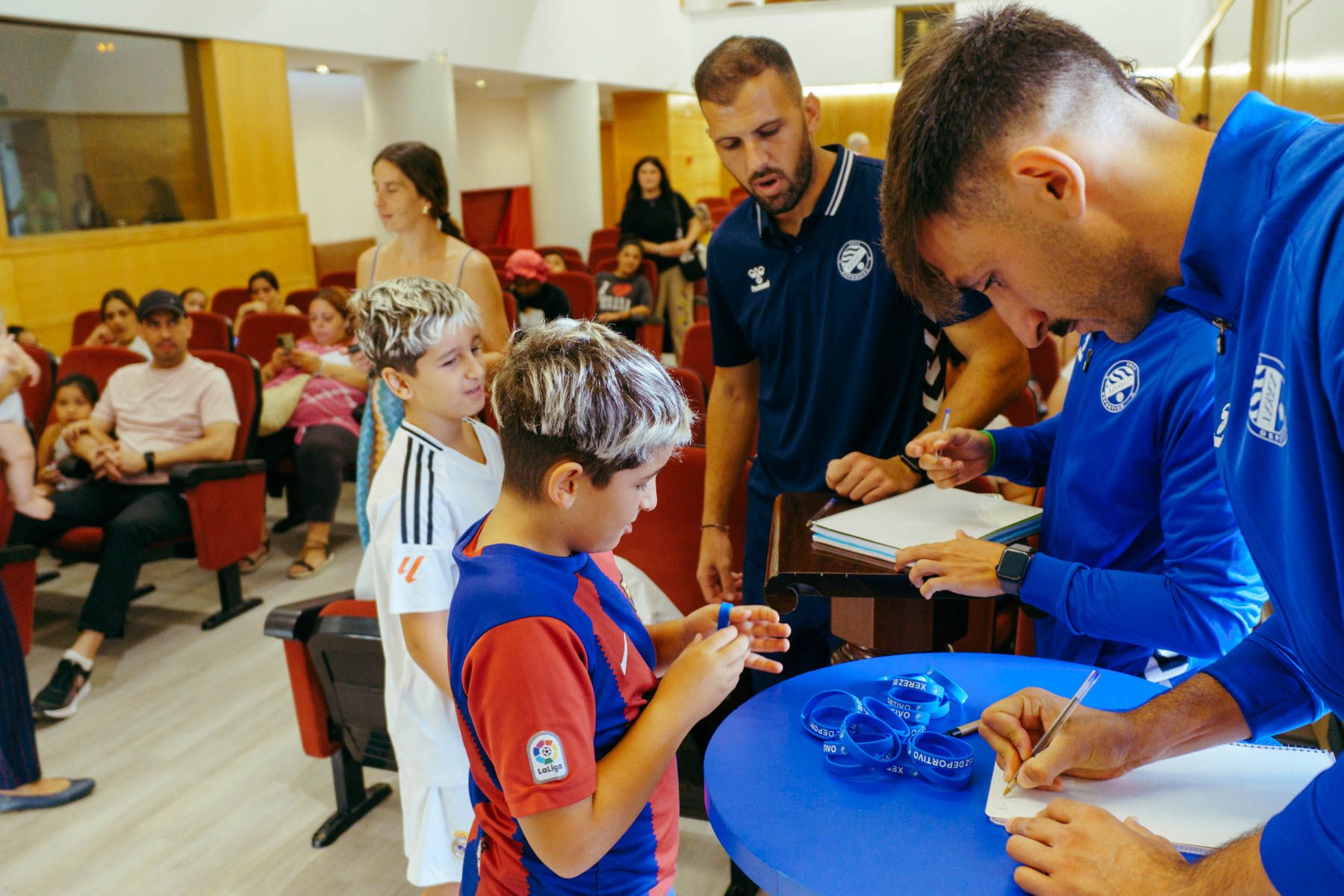 Los capitanes del Xerez Deportivo entregan los materiales a los niños en el Hogar San Juan.