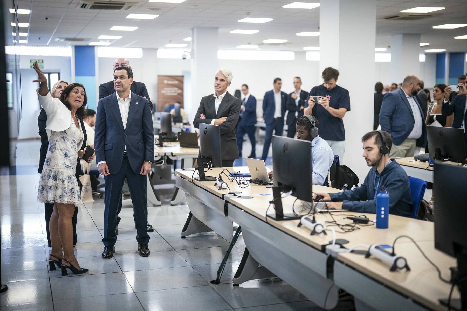 Un momento del acto en la central de Telefónica de Granada.