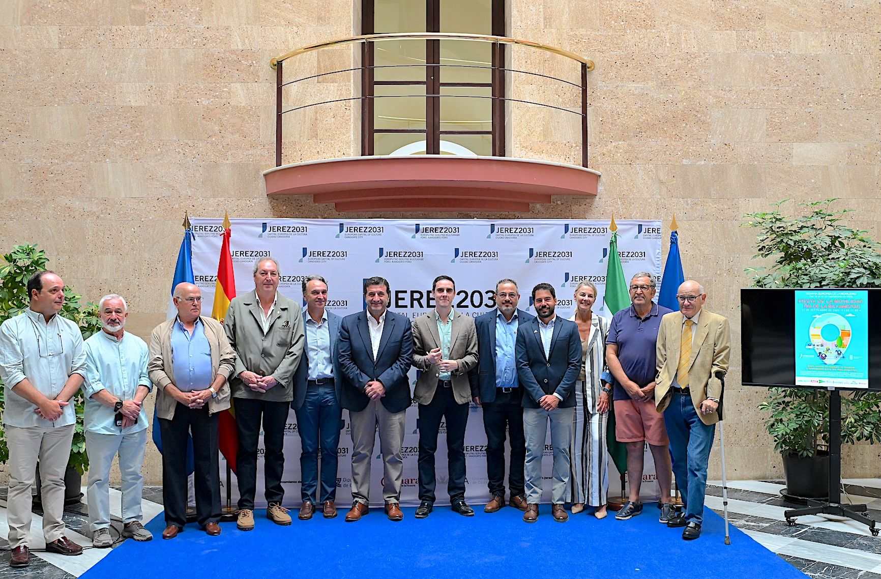 Los delegados acompañados de representantes de diferentes colectivos en la presentación de la Semana de la Movilidad.