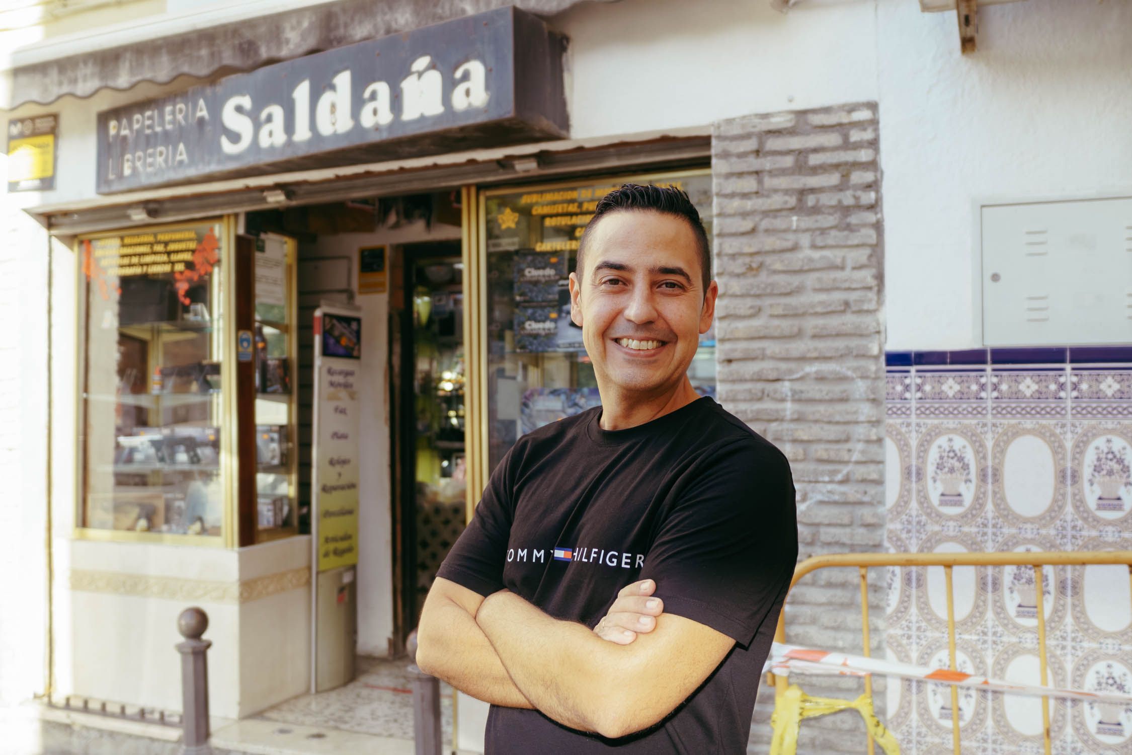 Israel Saldaña en su papelería.