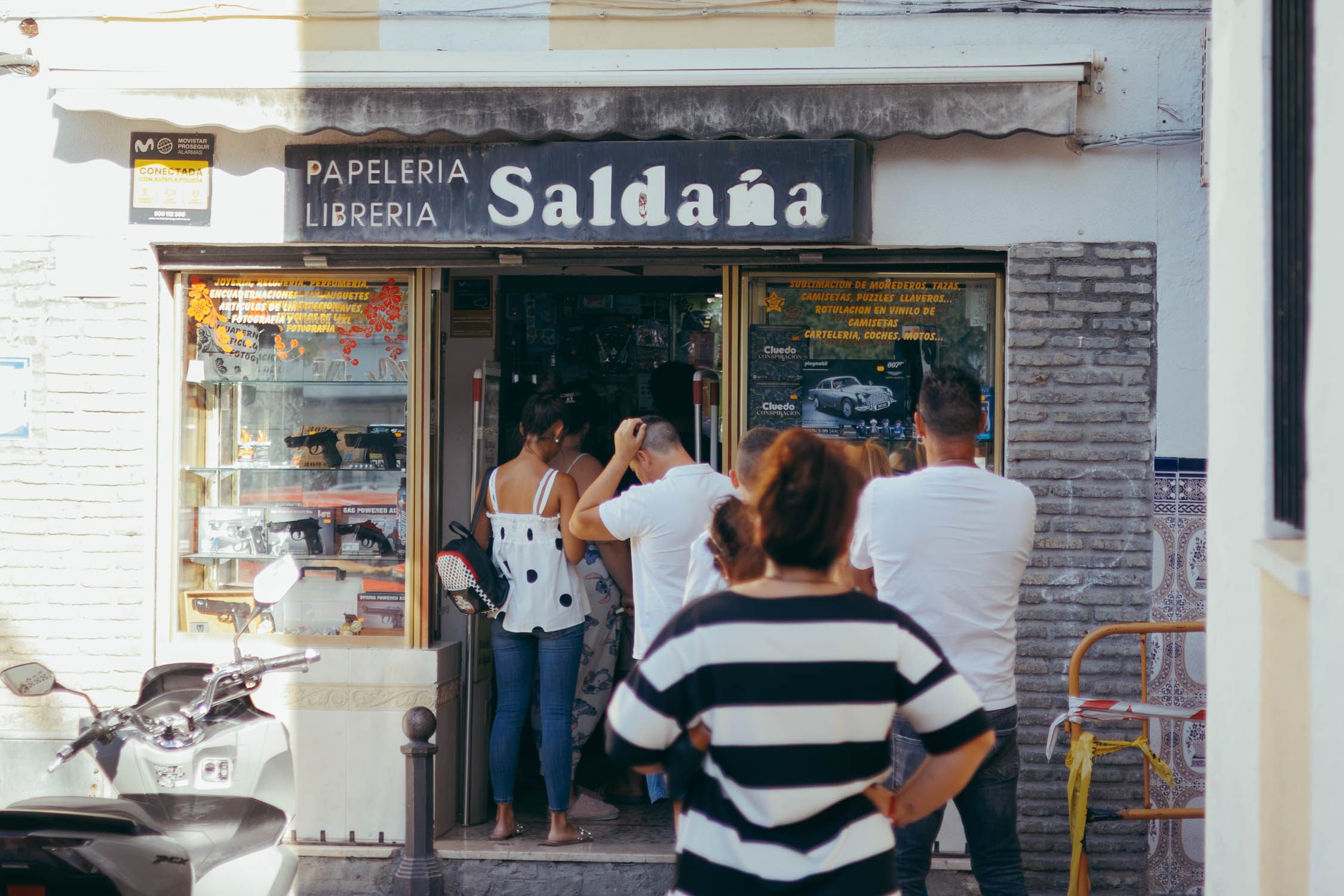 Largas colas en la papelería Saldaña, en el barrio de San Telmo.