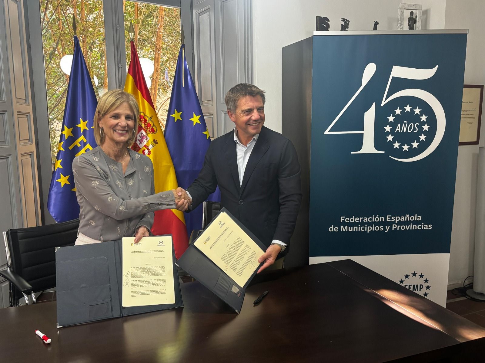 García-Pelayo junto al presidente de la Confederación Empresarial de Hostelería de España tras firmar el acuerdo.