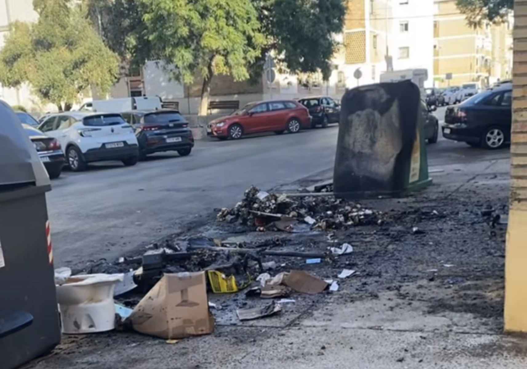Contenedores quemadores en la barriada de La Coronación. Contenedores quemadores en la barriada de La Coronación.