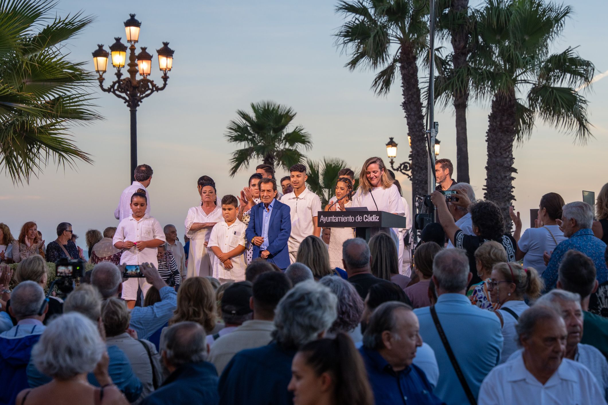 La puesta de sol, al fondo.