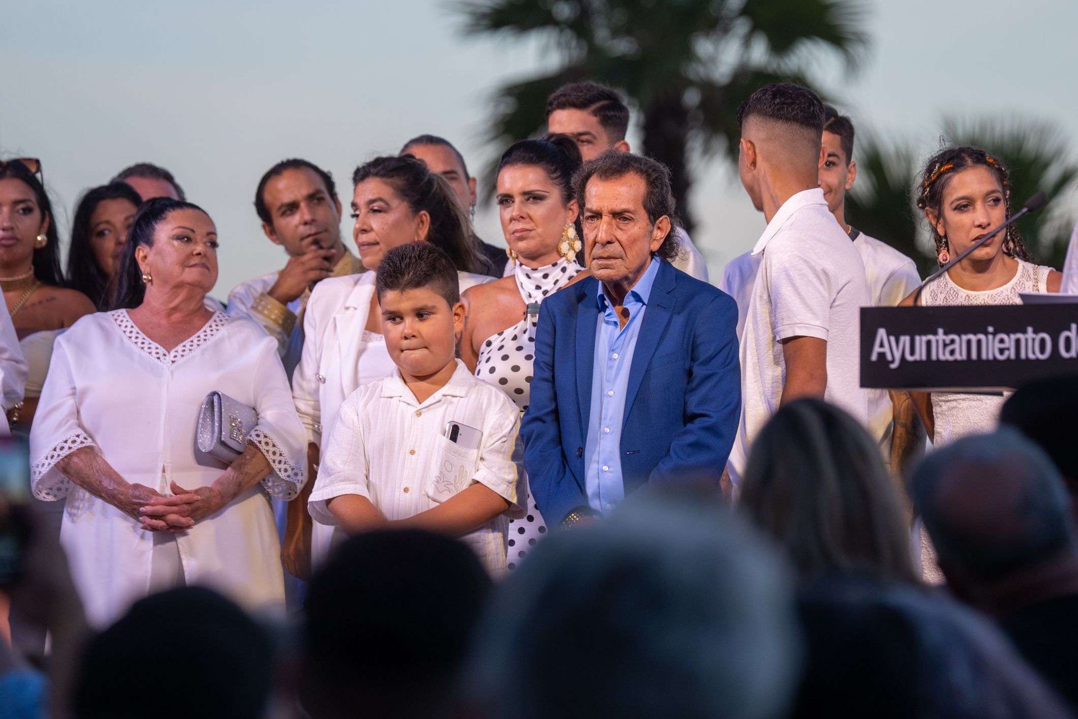 En el escenario, con los suyos.