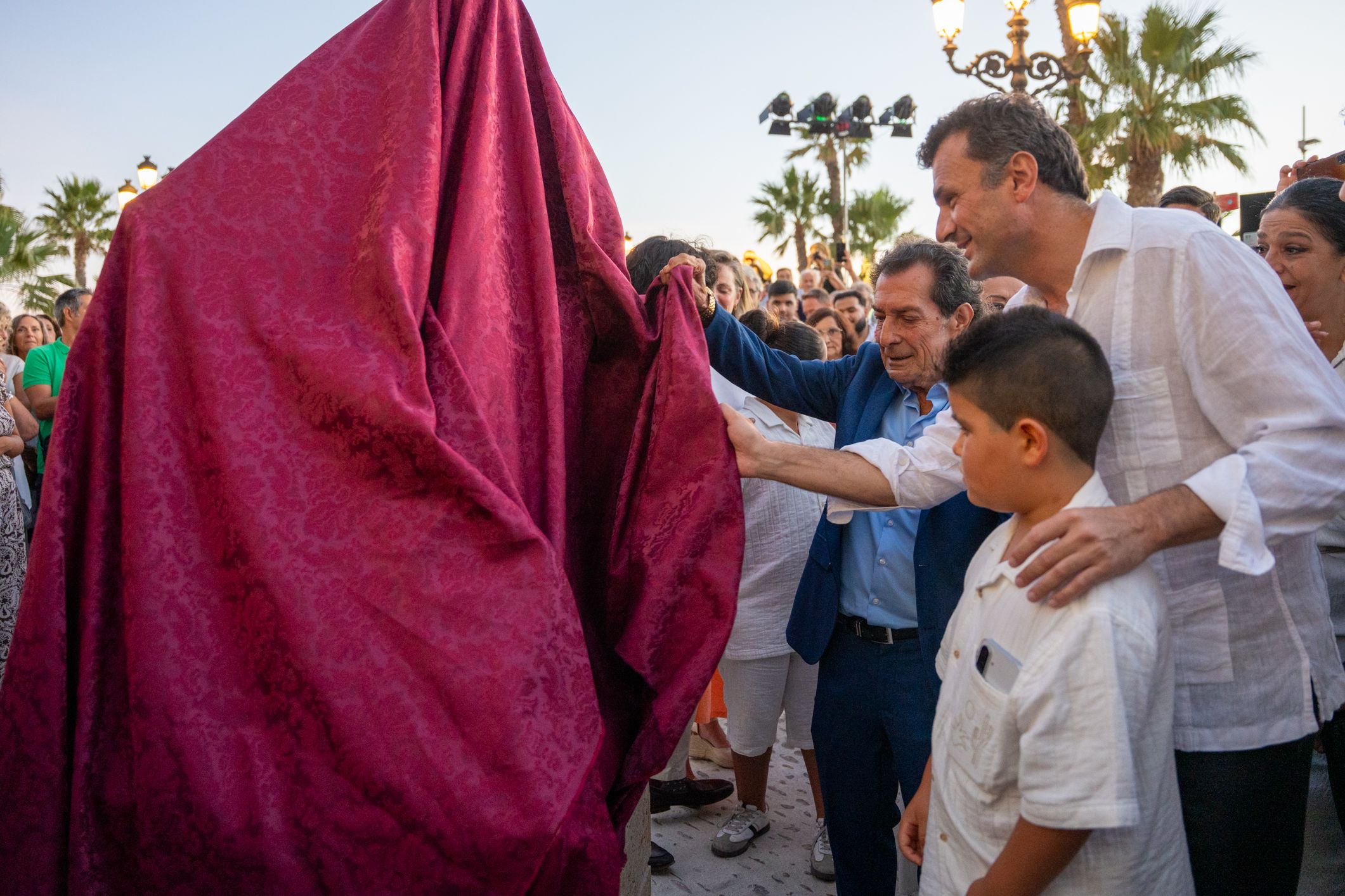 El alcalde y Juan Villar, retirando la tela del monumento.