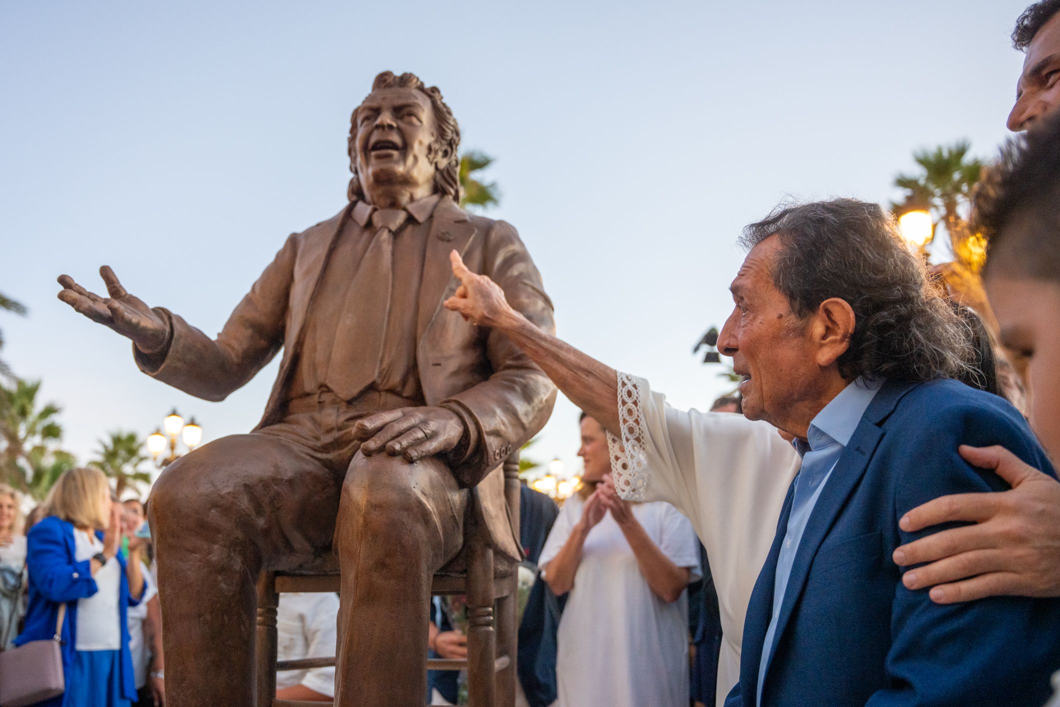 Inauguración del monumento de Juanito Villar en Cádiz.