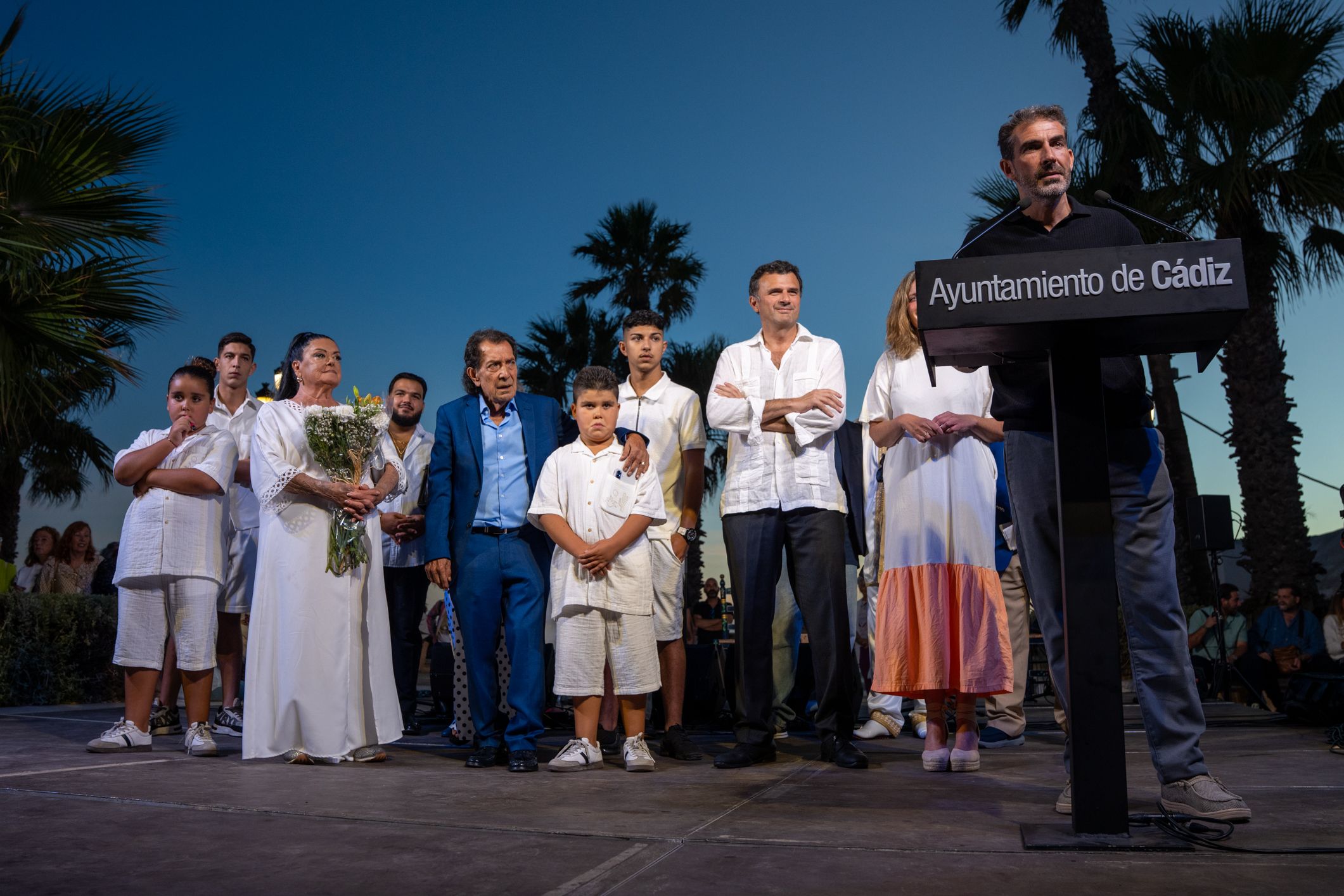 Familia y autoridades.
