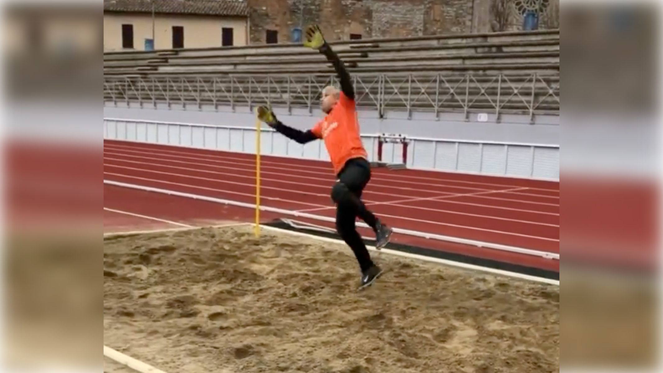 Un entrenamiento de Lamberto Boranga, que regresa al fútbol a los 83 años.