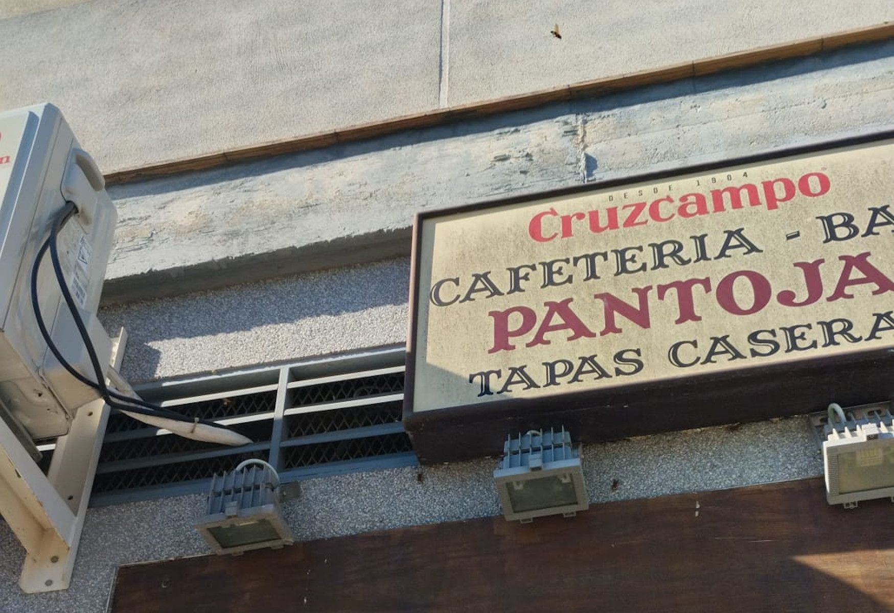 El avispero se encuentra en el cartel del establecimiento