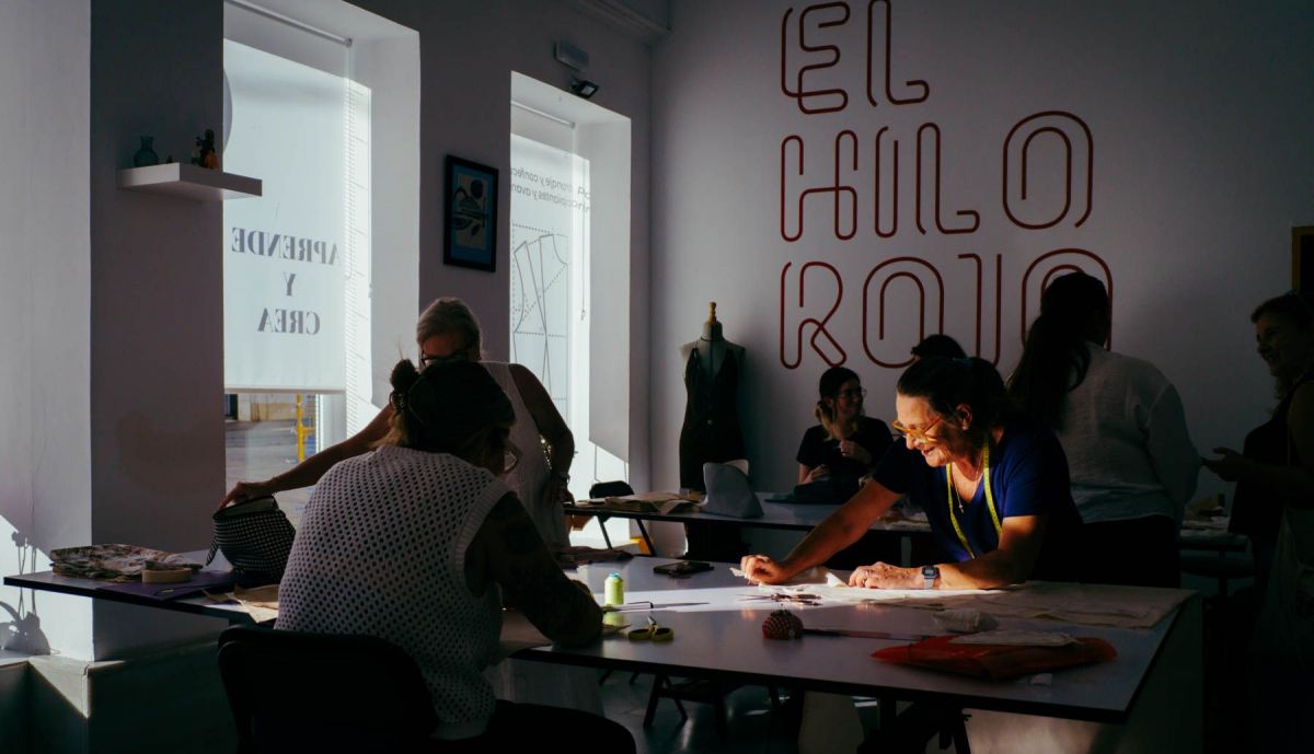 Las alumnas en el taller de El Hilo Rojo.