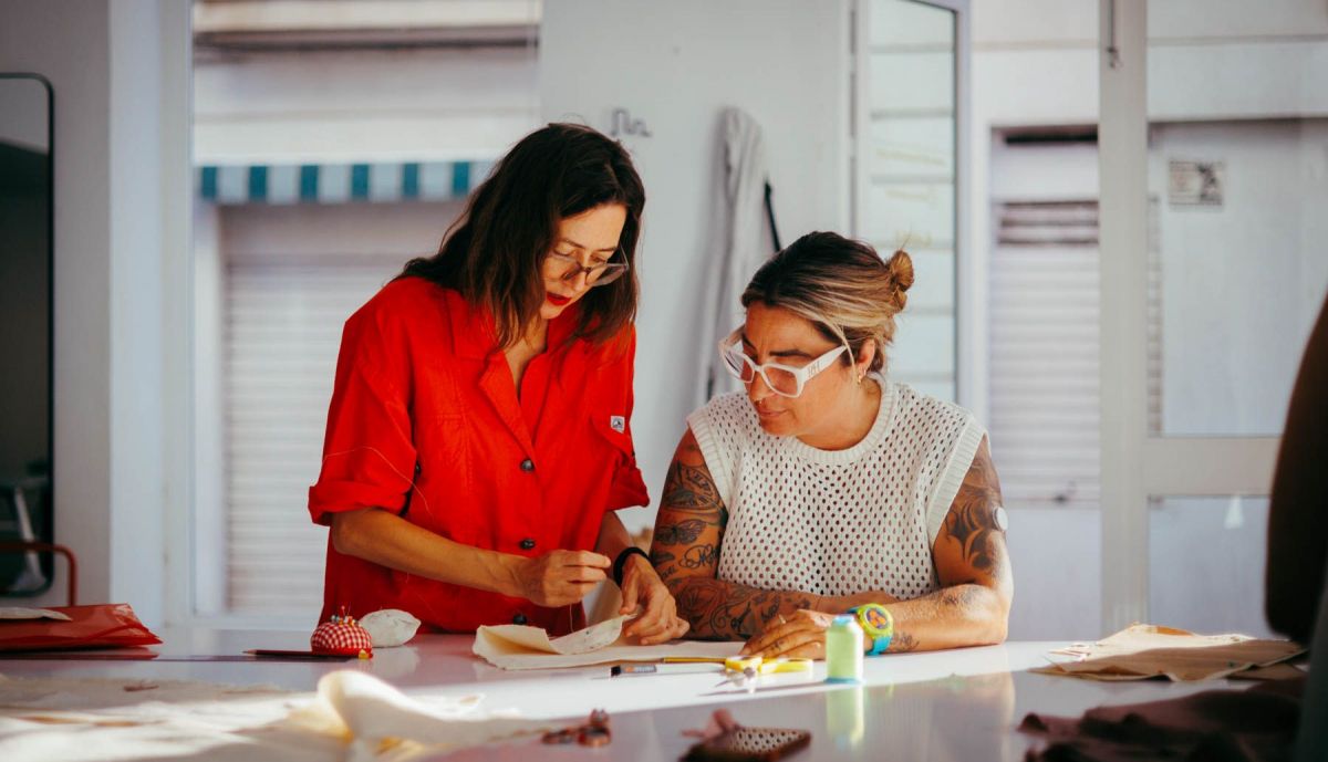 María, la profesora de El Hilo Rojo, da indicaciones a una de sus alumnas.