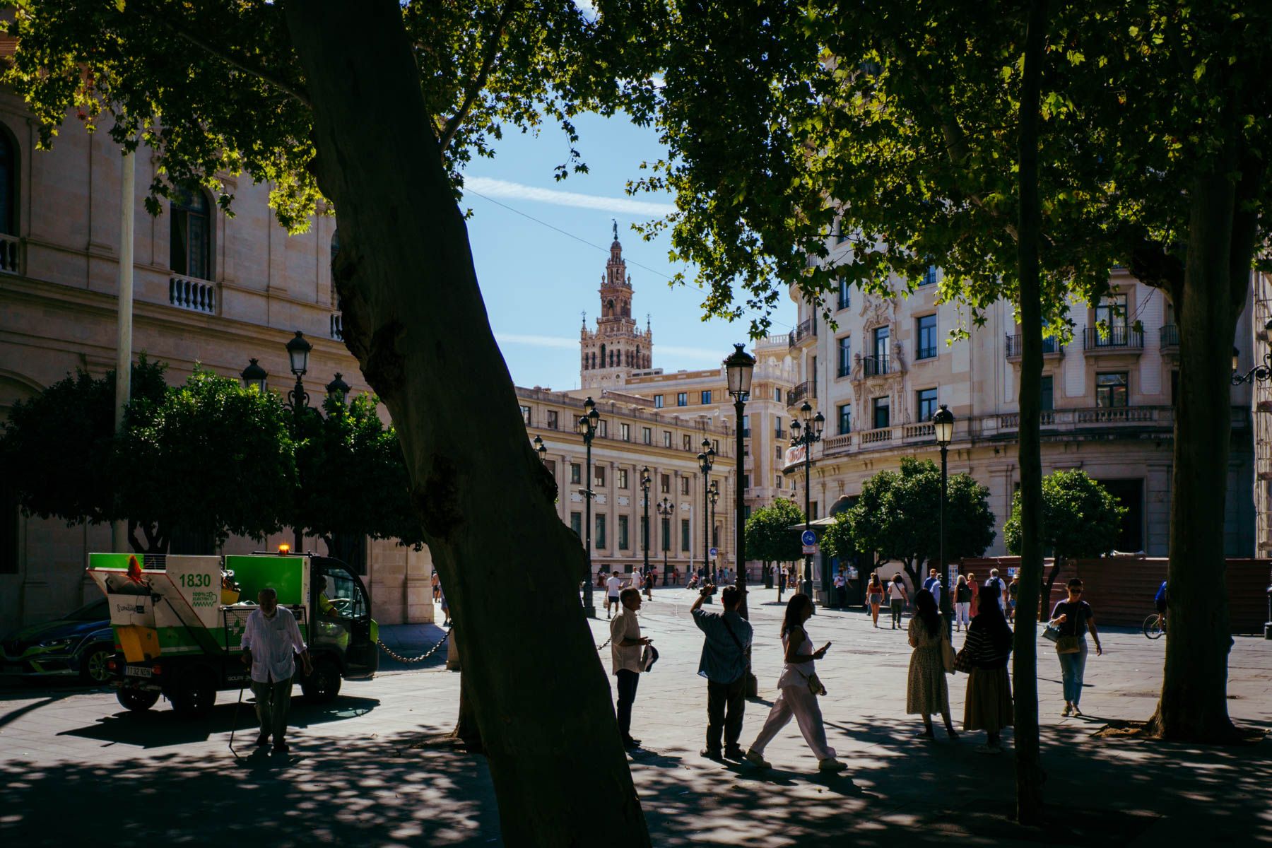 Varias personas pasean por el centro de Sevilla.