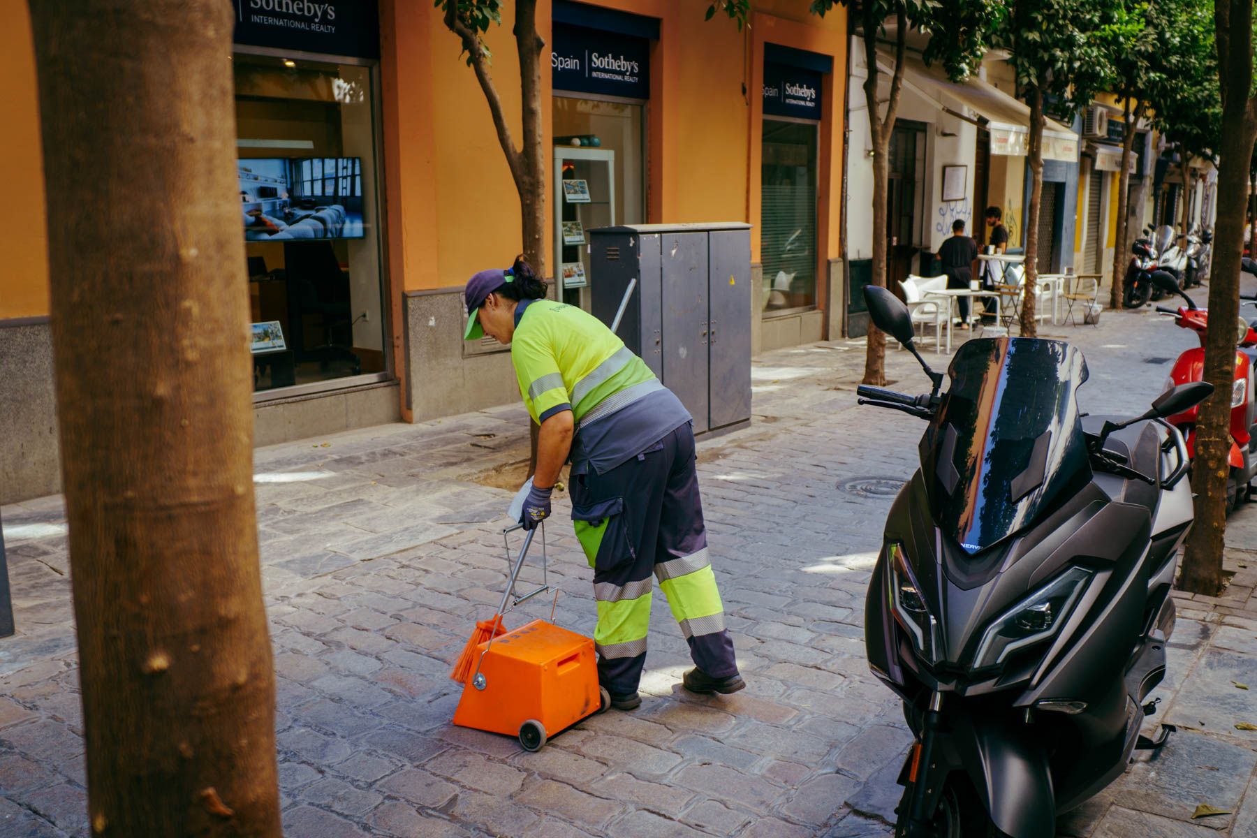 Una trabajadora de Lipasam, por el centro de Sevilla. Una trabajadora de Lipasam, por el centro de Sevilla.