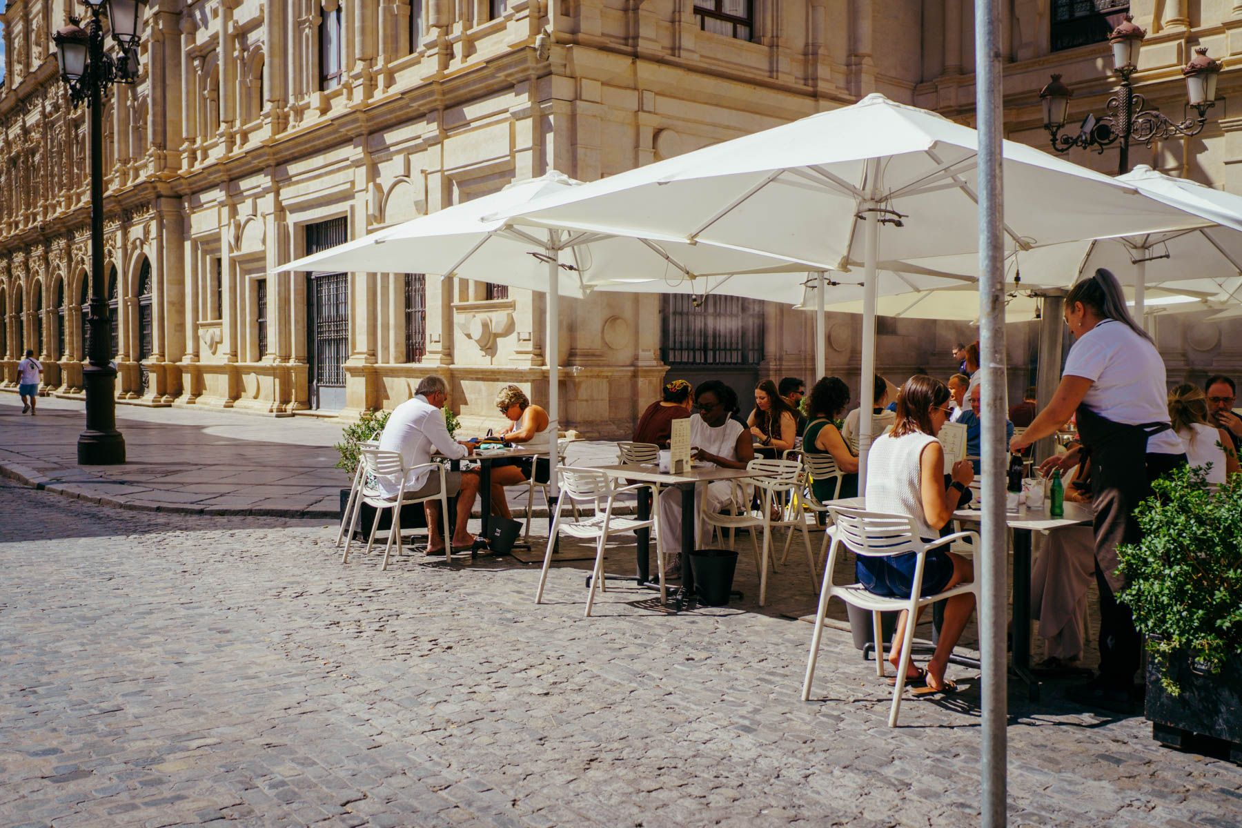 Un velador en Sevilla en una imagen reciente.