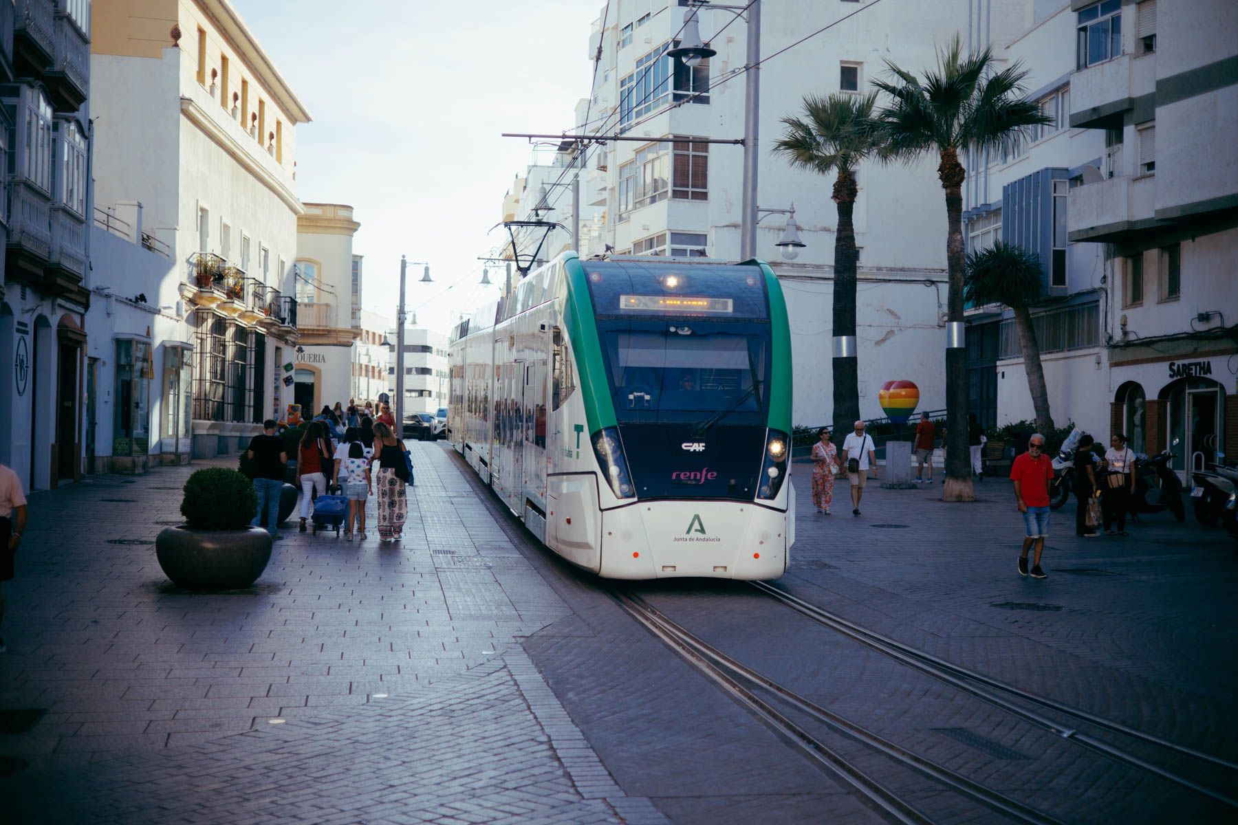 El tranvía, pasando por el centro de San Fernando.