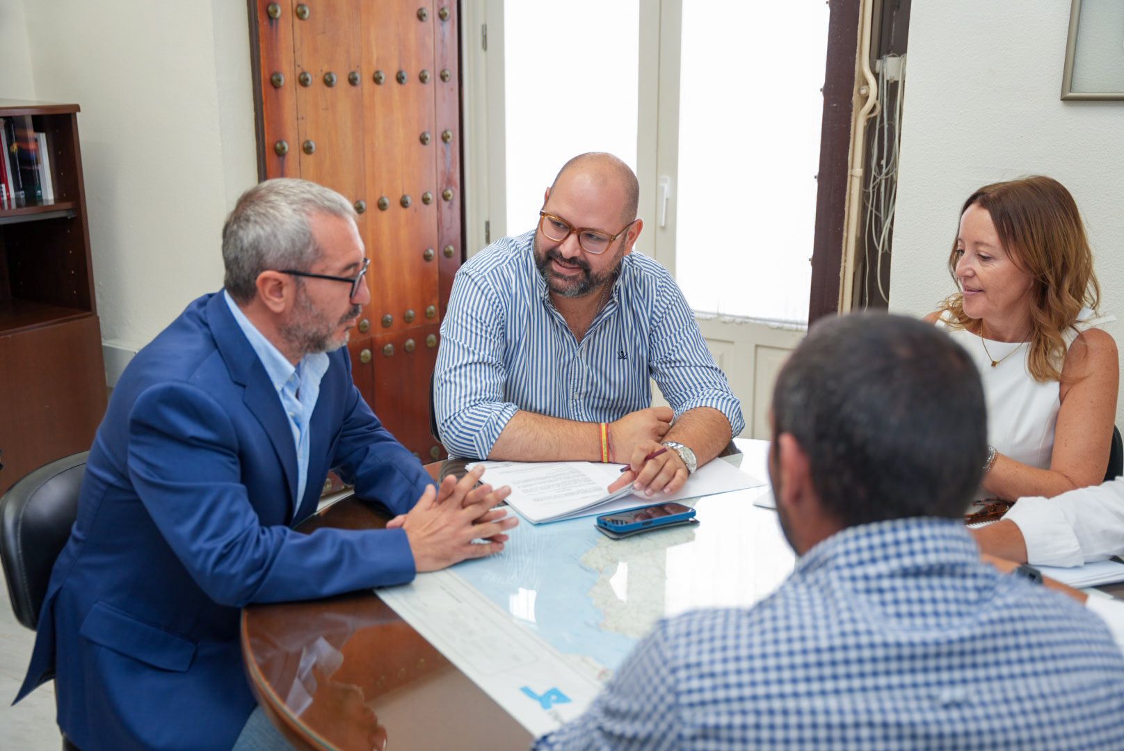 Reunión sobre la carretera de acceso a Puerto Serrano