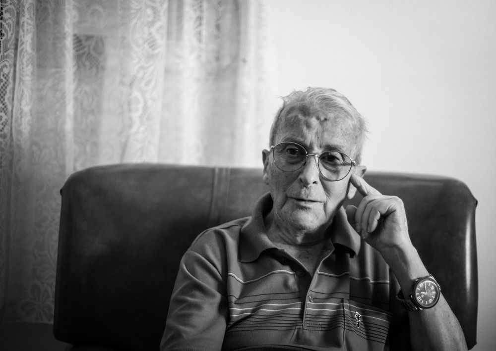 Ernesto Pavón, en su domicilio, durante su entrevista con lavozdelsur.es. FOTO: MAKY GASSIN.