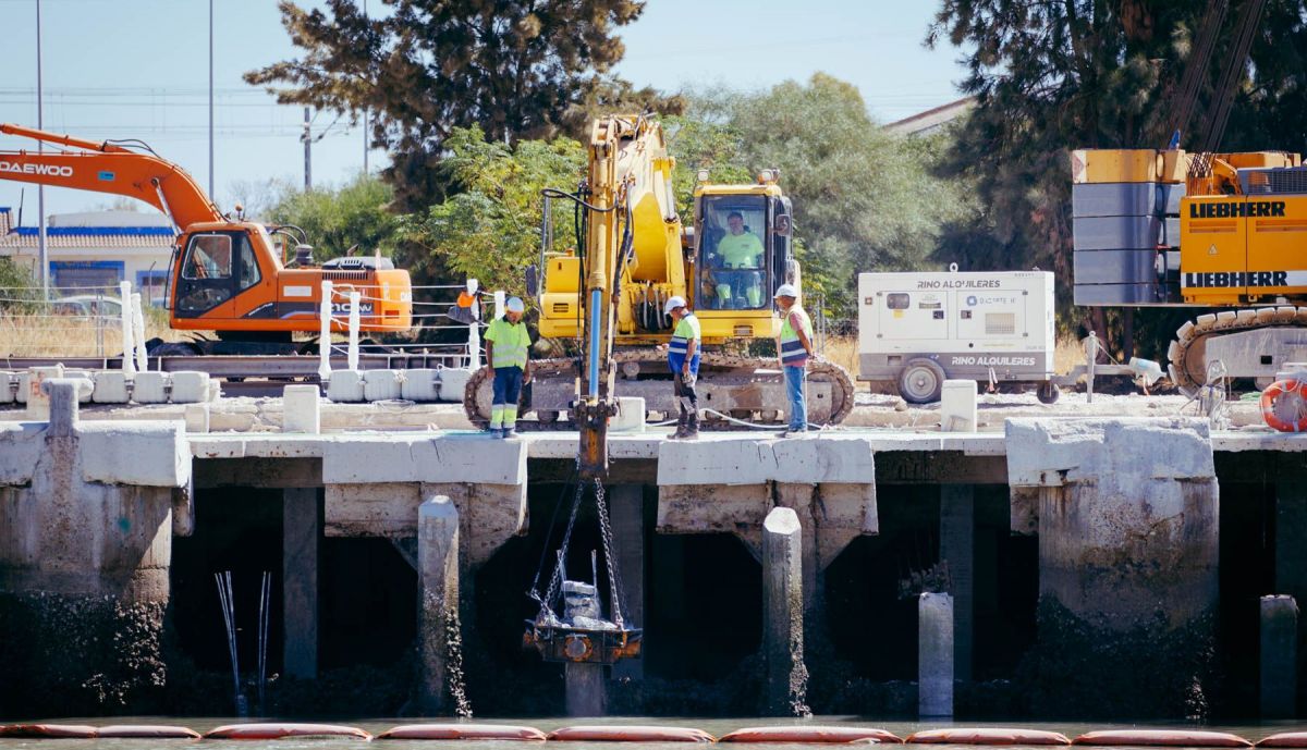 Detalle de las obras en el río Guadalete.