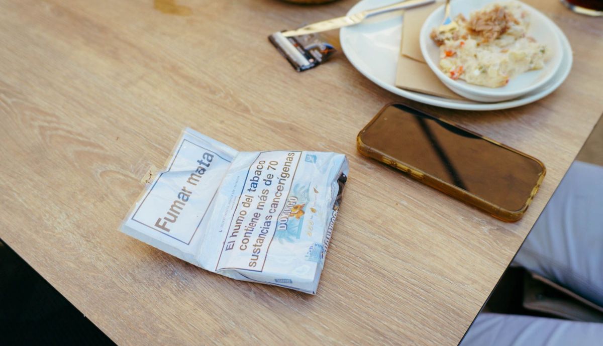 Paquete de tabaco en la mesa de una terraza.