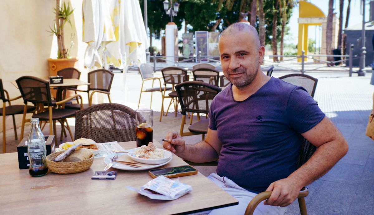 Antonio disfruta de la terraza de La Fresca en El Puerto.