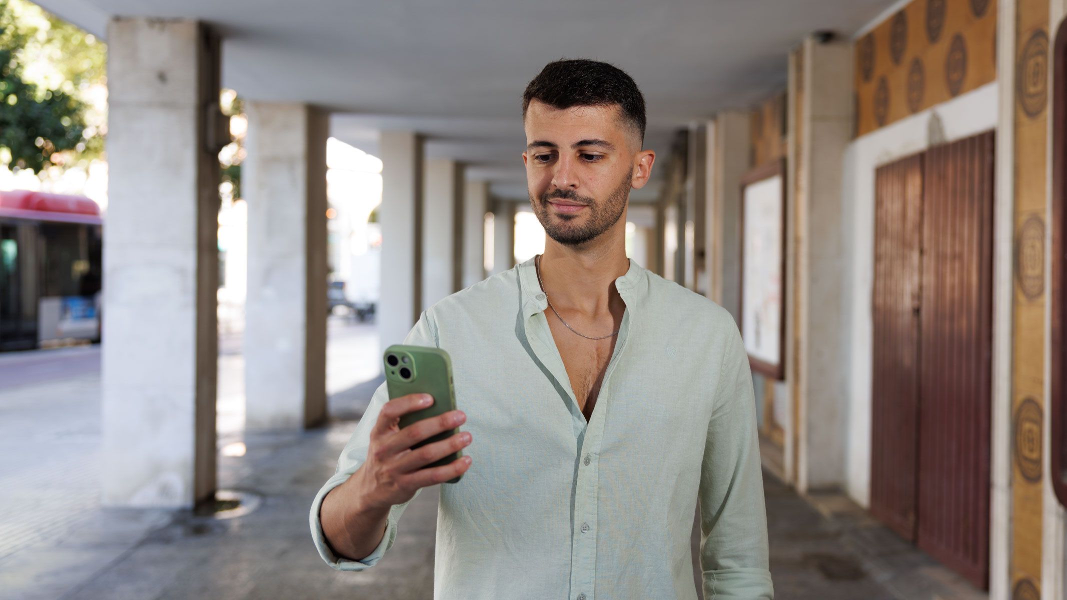 José María Souto, El Marqués, mirando su telefóno.