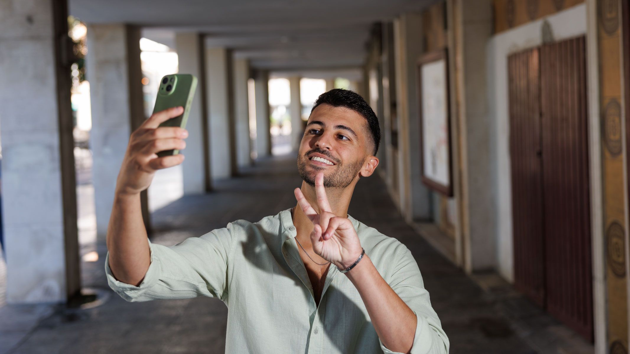 José María Souto, El Marqués, posando con su teléfono móvil.