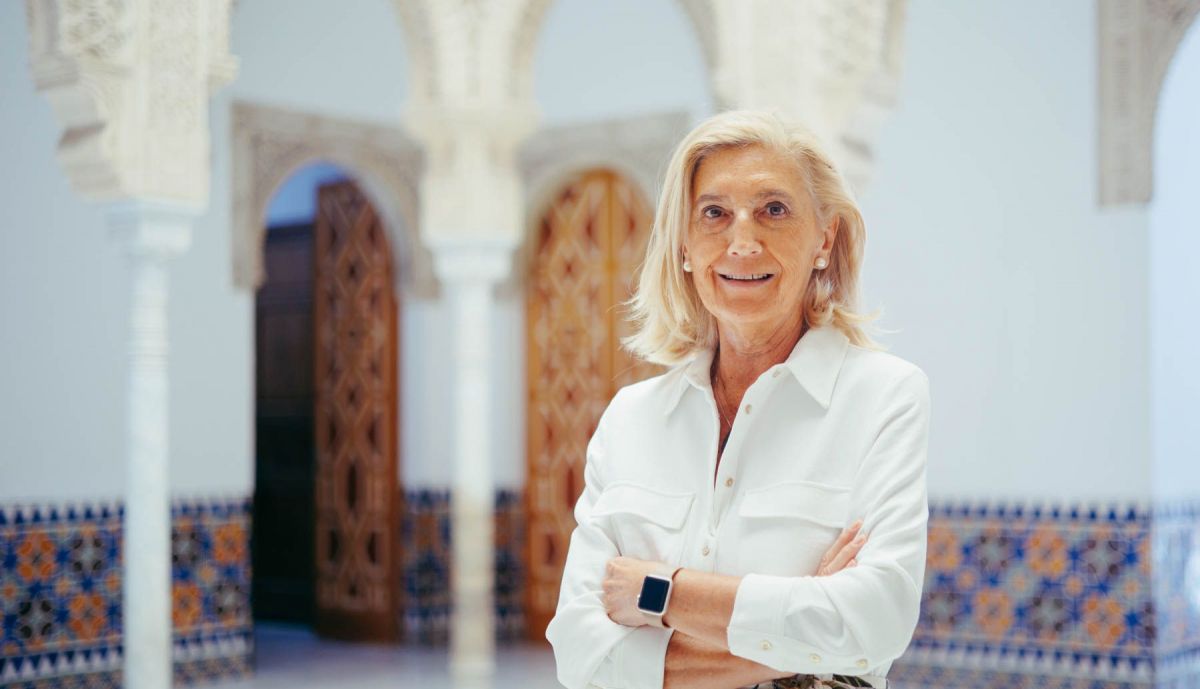 La profesora en el conocido patio arabesco del colegio. 