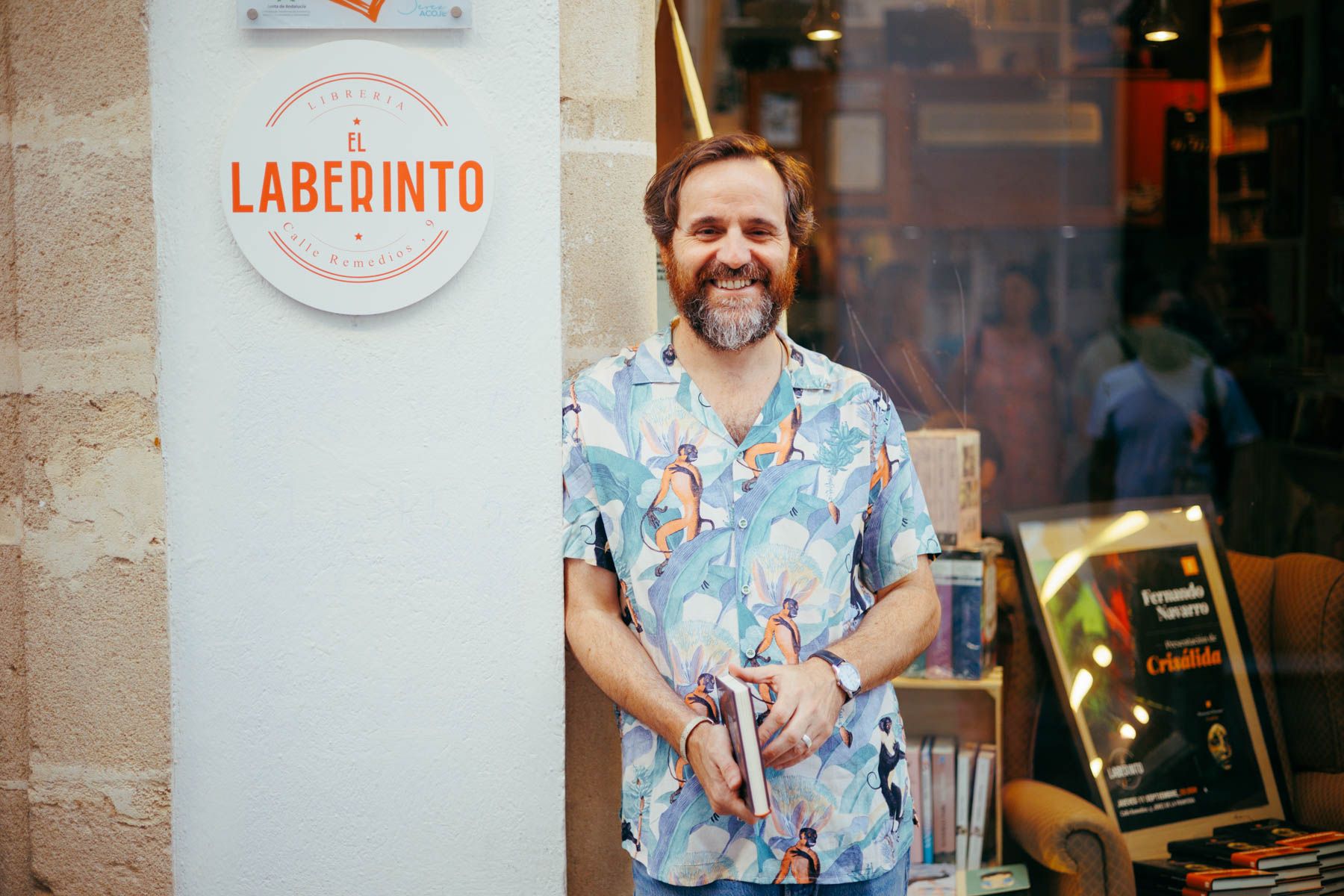 Fernando Navarro, en la librería jerezana El Laberinto, con la cubierta de su nueva novela en el escaparate.