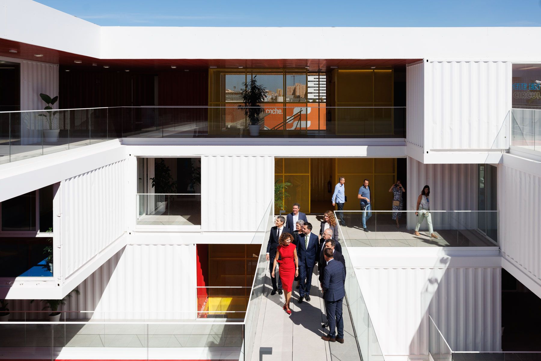 Las autoridades, de visita por las instalaciones.