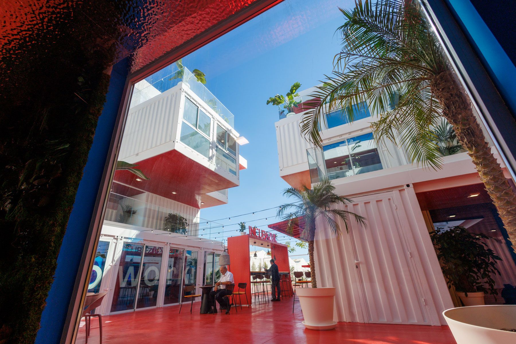 Uno de los patios interiores de la incubadora.