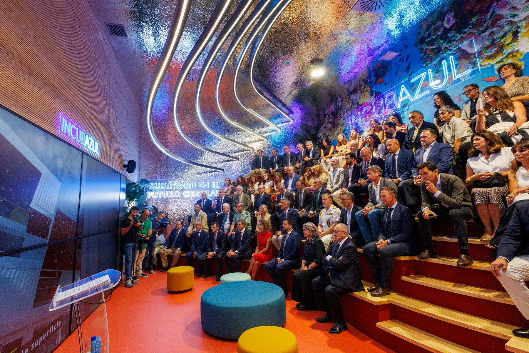 El auditorio de Incubazul, con el público presente durante la inauguración.