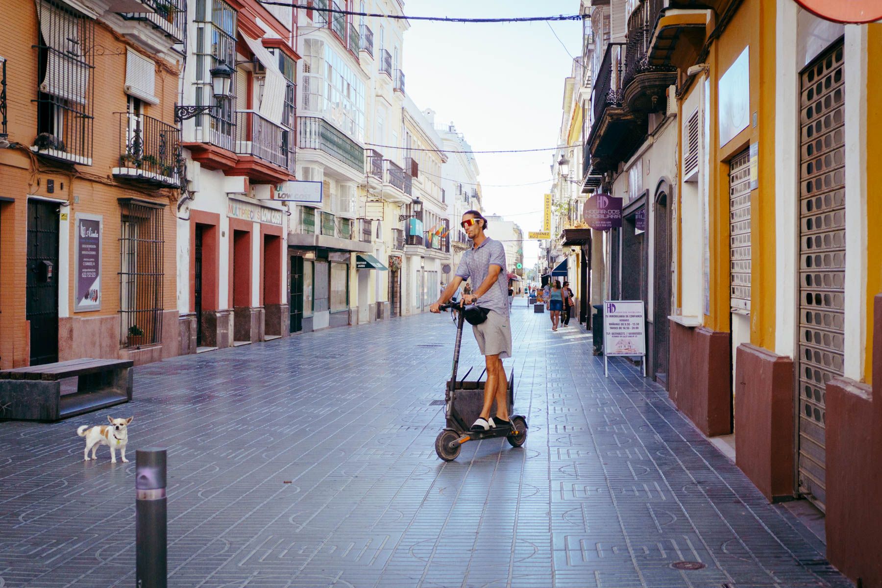 Un joven circula en patinete eléctrico por El Puerto.