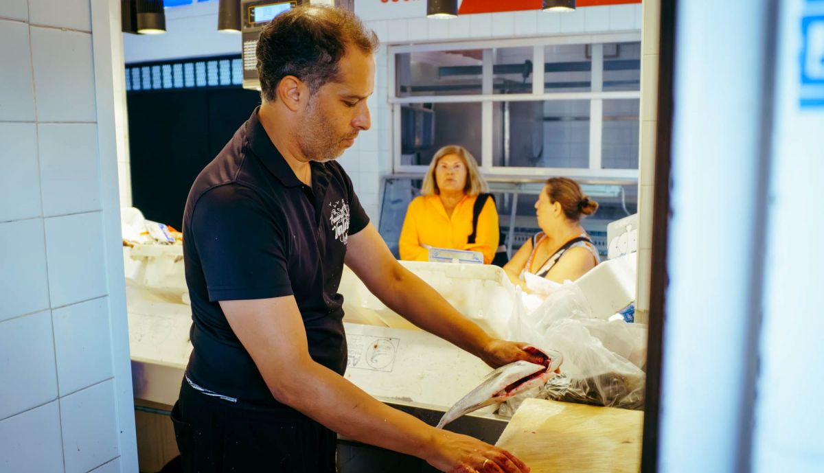 El pescadero, en plena faena.