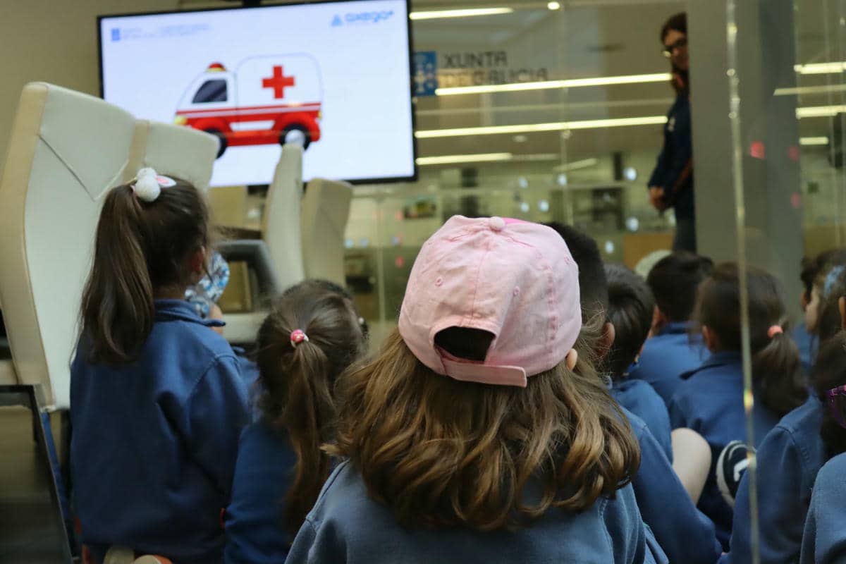 Menores en una visita a instalaciones del 112 en Galicia.