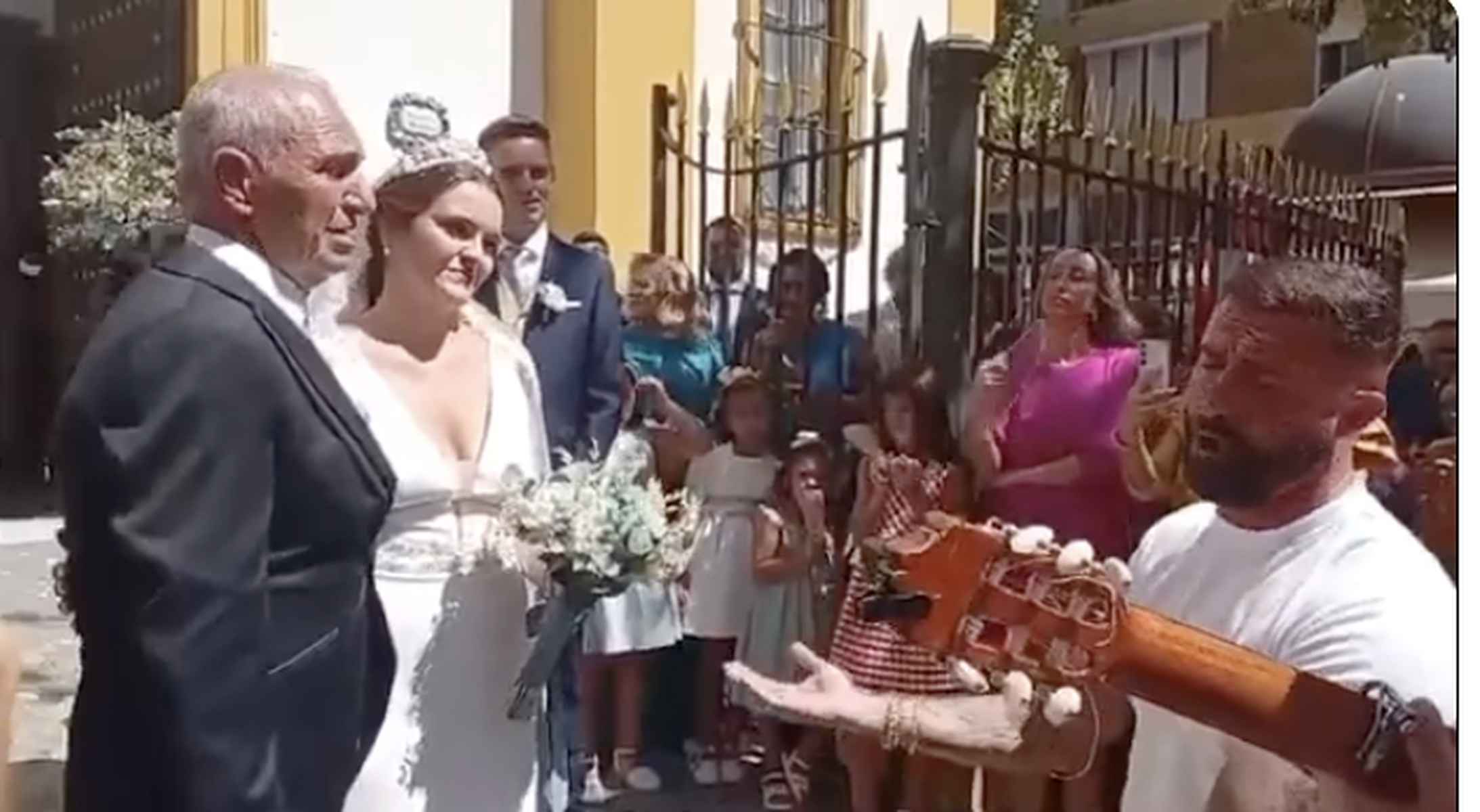 El emocionante momento vivido a la salida de una boda.